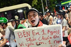 Độc lạ dụng cụ 'đi b&atilde;o' của người H&agrave; Nội mừng tuyển Việt Nam v&ocirc; địch
