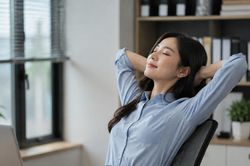 3 bài luyện tập ngay trên ghế làm việc cho người U40