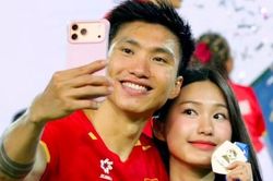 MC Hoàng Oanh, Doãn Hải My và vợ cầu thủ mừng chiến thắng của tuyển Việt Nam