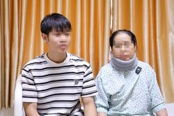 Tưởng phải ngồi xe lăn đến cuối đời, người phụ nữ bật kh&oacute;c khi tự đi lại được