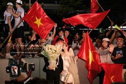 Cặp đôi chụp ảnh cưới trong đêm 'đi bão' mừng Việt Nam vô địch ASEAN Cup 2026