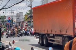TPHCM: Xe máy bị cuốn vào gầm xe tải sau va chạm, đôi nam nữ tử vong tại chỗ