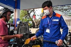 Gi&aacute; xăng dầu đồng loạt giảm, dầu diesel hạ mạnh nhất