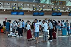 Phục vụ 13 vạn kh&aacute;ch mỗi ng&agrave;y dịp 2/9, s&acirc;n bay T&acirc;n Sơn Nhất siết chặt an ninh