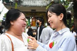 Rằm th&aacute;ng 7, người d&acirc;n TPHCM n&ocirc; nức về ch&ugrave;a c&agrave;i hoa l&ecirc;n &aacute;o, ăn chay