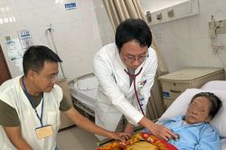 Mùa Vu lan và chuyện nam kỹ sư gác lại sự nghiệp toàn tâm chăm mẹ nằm viện