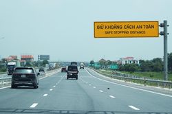 H&igrave;nh ảnh kh&aacute;c lạ tr&ecirc;n cao tốc ng&agrave;y đầu phạt lỗi kh&ocirc;ng giữ khoảng c&aacute;ch