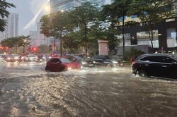 Mưa bất chợt, nhiều tuyến phố Hà Nội bị ngập nước