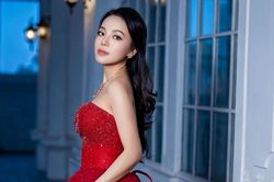 NSƯT Lan Anh vai trần gợi cảm, ca sĩ Tóc Tiên ngày càng táo bạo sau ly hôn