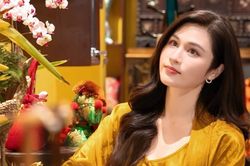 Đời thường đẹp mê li của BTV Thời sự 19h VTV, NSƯT Lan Anh vai trần gợi cảm