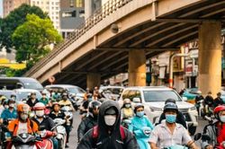 Điều gì xảy ra trong một phần giây khi người đi xe mô tô phanh gấp?