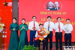 Chủ tịch UBND tỉnh Nghệ An trao Huy hiệu 80 năm tuổi Đảng đến cán bộ tiền khởi nghĩa 99 tuổi