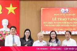 Trao Huy hiệu 70 năm tuổi Đảng cho đảng viên ở xã Xuân Lộc