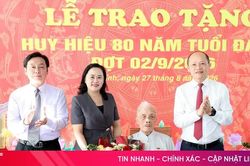 Ph&oacute; B&iacute; thư Thường trực Tỉnh ủy trao Huy hiệu 80 năm tuổi Đảng cho đảng vi&ecirc;n tại x&atilde; Cẩm Xuy&ecirc;n