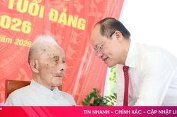 Đảng vi&ecirc;n 104 tuổi ở H&agrave; Tĩnh vinh dự nhận Huy hiệu 80 năm tuổi Đảng