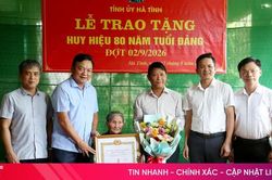 Trao Huy hiệu 80 năm tuổi Đảng cho đảng viên ở xã Đan Hải