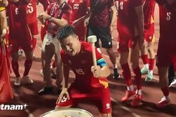 Quang Hải đánh trống cực sung như Haaland, bắt nhịp cho toàn đội ăn mừng chức vô địch ASEAN Cup