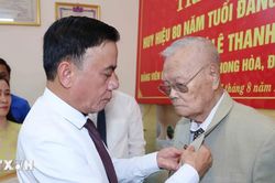 Thường trực Ban B&iacute; thư trao Huy hiệu 80 năm tuổi Đảng cho đảng vi&ecirc;n l&atilde;o th&agrave;nh L&ecirc; Thanh Minh