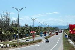 Sắc cờ Tổ quốc trên tuyến đường ven biển đẹp nhất Đà Nẵng