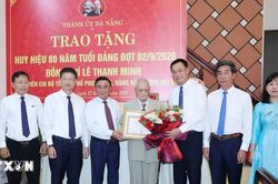 Thường trực Ban Bí thư Trần Cẩm Tú trao tặng Huy hiệu 80 năm tuổi Đảng cho đảng viên lão thành tại Đà Nẵng