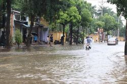 Thời tiết ngày 27/8: Bắc Bộ mưa dông, cảnh báo lũ trên sông Thương và sông Cầu