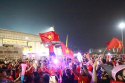 Người hâm mộ xuống đường ăn mừng Việt Nam vô địch ASEAN Cup 2026