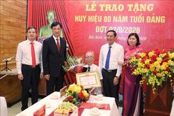 L&atilde;nh đạo Đảng, Nh&agrave; nước trao tặng Huy hiệu 80 năm tuổi Đảng cho c&aacute;c đảng vi&ecirc;n l&atilde;o th&agrave;nh