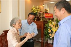 Dâng hương tưởng niệm 85 năm Ngày đồng chí Nguyễn Thị Minh Khai hi sinh