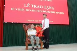 Ph&oacute; Thủ tướng Phan Văn Giang trao tặng Huy hiệu 80 năm tuổi Đảng cho c&aacute;c đảng vi&ecirc;n l&atilde;o th&agrave;nh
