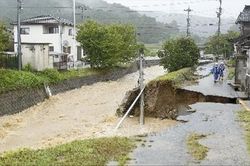Nhật Bản: Ban bố cảnh báo mưa lũ mức cao nhất tại miền Trung
