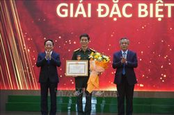 Trưởng Ban Tuy&ecirc;n gi&aacute;o Trung ương trao giải cho c&aacute;c B&aacute;o c&aacute;o vi&ecirc;n, tuy&ecirc;n truyền vi&ecirc;n giỏi năm 2026