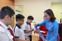 TP Hồ Ch&iacute; Minh: Trao 139 suất học bổng n&acirc;ng bước học sinh đến trường