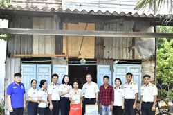 Lữ đoàn 167 thăm, tặng quà con ngư dân dịp năm học mới