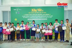 TP Hồ Chí Minh: Trao học bổng 'Xây nền ước mơ' đến con em công nhân