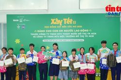 TP Hồ Chí Minh: Trao học bổng 'Xây nền ước mơ' đến con em công nhân