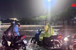 Hà Nội ghi nhận 8 điểm úng ngập sau trận mưa lớn tối 27/8