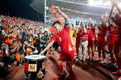 Quang Hải từ 'nhạc c&ocirc;ng' đ&aacute;nh đ&agrave;n tới nhạc trưởng đ&aacute;nh trống ăn mừng v&ocirc; địch AFF Cup