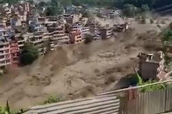Khoảnh khắc lũ quét kinh hoàng ở Nepal, người dân bỏ chạy để thoát thân