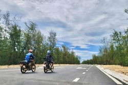 Quảng Ngãi: Đường ven biển chưa hoàn thiện, người dân ồ ạt lưu thông