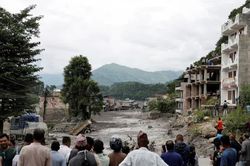 Bị lũ cuốn trôi, người đàn ông Nepal thoát chết thần kỳ nhờ một cây xoài
