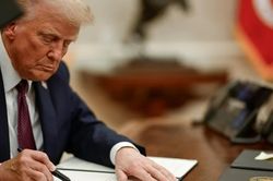 Ông Trump ký lệnh khẩn cấp, tiếp tục siết nhập khẩu thiết bị điện Trung Quốc