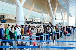 Dự b&aacute;o lượng kh&aacute;ch qua s&acirc;n bay T&acirc;n Sơn Nhất dịp 2/9 tăng cao