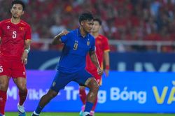 HLV Kim Sang Sik n&oacute;i về gi&acirc;y ph&uacute;t bị tuyển Th&aacute;i Lan dẫn b&agrave;n