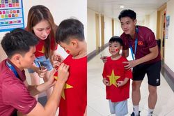 Hòa Minzy dẫn con trai đi gặp Đình Bắc