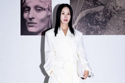 Uhm Jung Hwa ở tuổi 57 vẫn cực chất, diện crop-top đầy cá tính