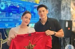 Nhật Kim Anh ch&uacute;c mừng Đ&igrave;nh Bắc