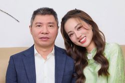 Khoảnh khắc bà xã 'bắt' NSND Công Lý ngồi một góc gây sốt