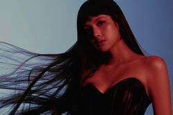 Lisa (BLACKPINK) khoe khí chất quyến rũ khác lạ