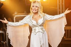 Hơn 100.000 người ký kiến nghị đổi tên sân bay Nashville theo tên Dolly Parton