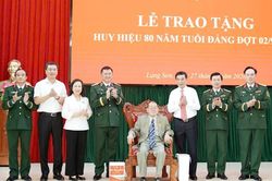Trao tặng Huy hiệu 80 năm tuổi Đảng cho đảng vi&ecirc;n l&atilde;o th&agrave;nh ở Lạng Sơn